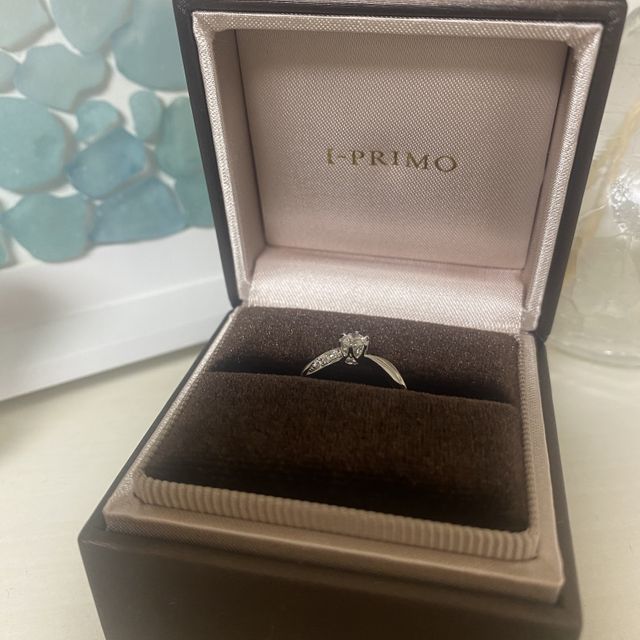 【アイプリモ(I-PRIMO)の口コミ】 どこから見てもダイヤモンドが輝いていること。
小さな手にも上品な指輪に…