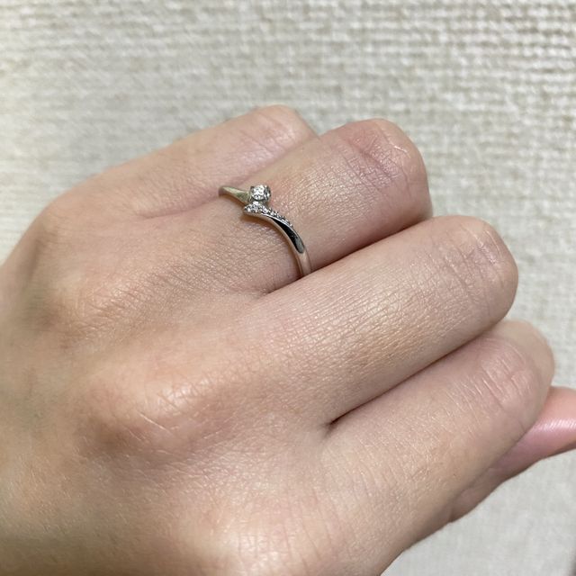 【4℃ BRIDAL(ヨンドシーブライダル)の口コミ】 ギラギラした指輪や、太めの指輪が苦手なため
ダイヤは少なく小ぶりでいて…