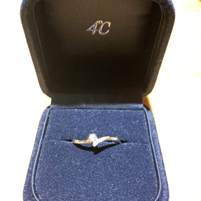 【4℃ BRIDAL(ヨンドシーブライダル)の口コミ】 ギラギラした指輪や、太めの指輪が苦手なため
ダイヤは少なく小ぶりでいて…