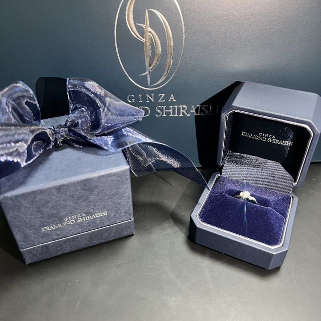 【銀座ダイヤモンドシライシの口コミ】 着用者は小指から中指にかけて弧を描いているためウェーブタイプのリング…