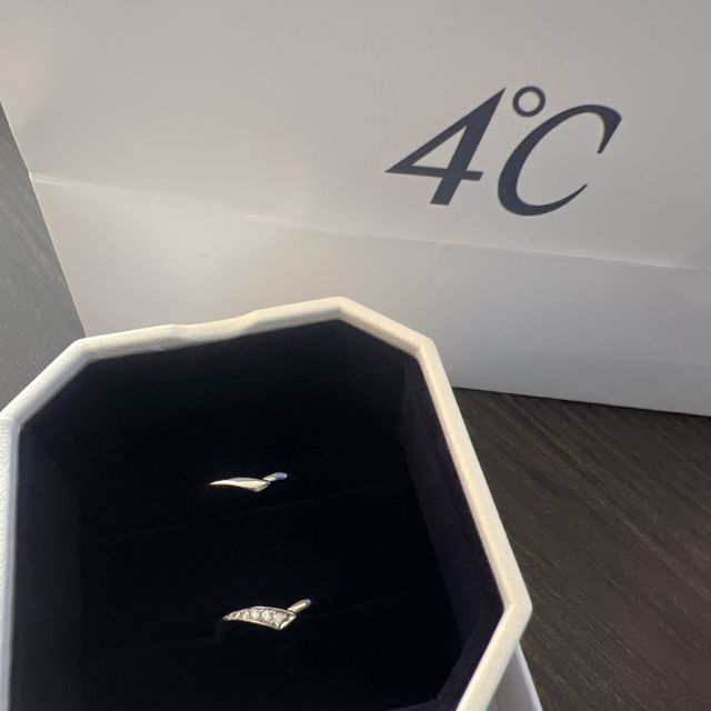 【4℃ BRIDAL(ヨンドシーブライダル)の口コミ】 シンプルなものを探しており、でもありきたりなものも嫌で色々と探し回っ…