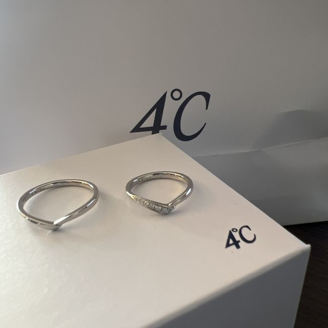 【4℃ BRIDAL(ヨンドシーブライダル)の口コミ】 シンプルなものを探しており、でもありきたりなものも嫌で色々と探し回っ…