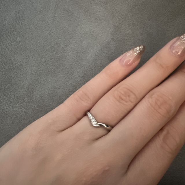 【4℃ BRIDAL(ヨンドシーブライダル)の口コミ】 シンプルなものを探しており、でもありきたりなものも嫌で色々と探し回っ…