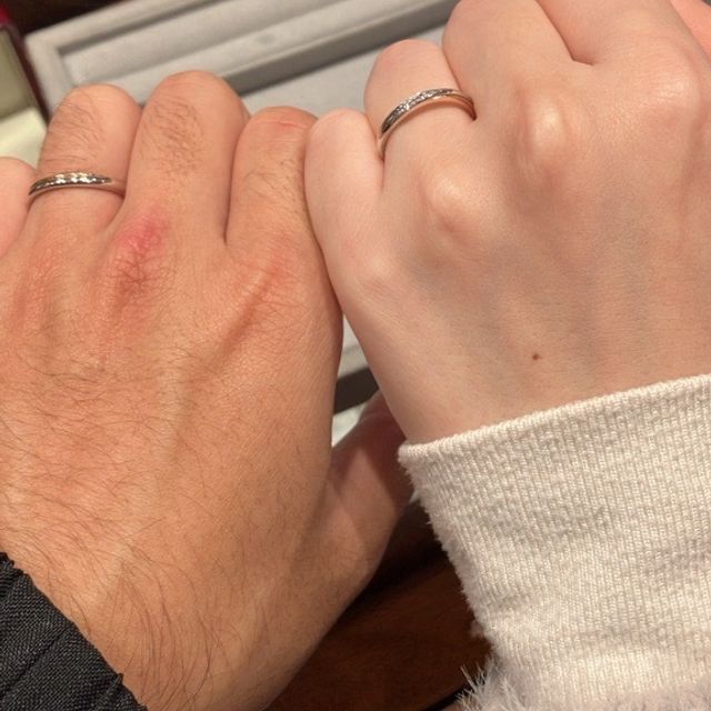 【ケイウノ ブライダル(K.UNO BRIDAL)の口コミ】 指輪のデザインはシンプルなものから、木目が入っていたり指が透けるよう…
