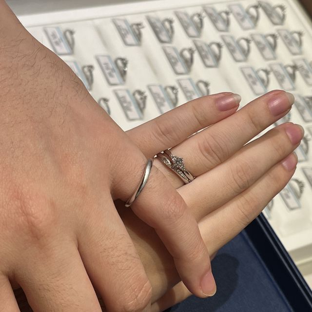 【銀座ダイヤモンドシライシの口コミ】 婚約指輪:シンプル寄りで可憐さのある、左右にメレダイヤがついたデザイン…