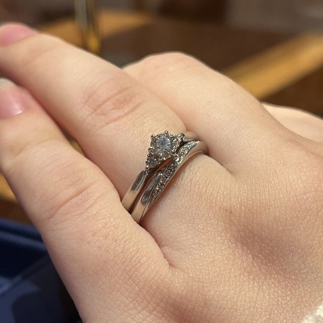 【銀座ダイヤモンドシライシの口コミ】 婚約指輪:シンプル寄りで可憐さのある、左右にメレダイヤがついたデザイン…