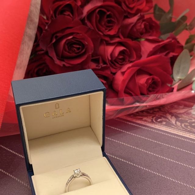 【GALA JEWELRY(ガラジュエリー)の口コミ】 真ん中のダイヤが大きく見えるように、中央に向かって絞ったデザインがお…