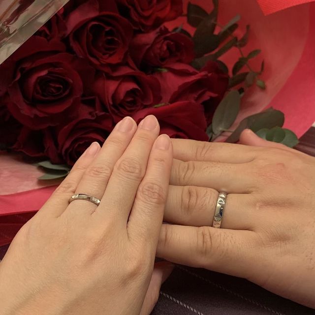 【ティファニー(Tiffany & Co.)の口コミ】 夫：4mm
太い指にも似合うように幅広の指輪を選びました。幅広のためカッ…