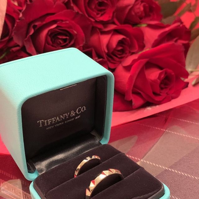 【ティファニー(Tiffany & Co.)の口コミ】 夫：4mm
太い指にも似合うように幅広の指輪を選びました。幅広のためカッ…