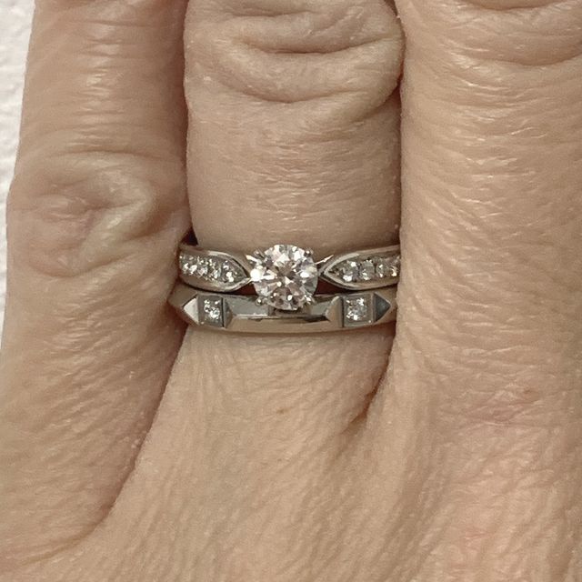 【ティファニー(Tiffany & Co.)の口コミ】 夫：4mm
太い指にも似合うように幅広の指輪を選びました。幅広のためカッ…