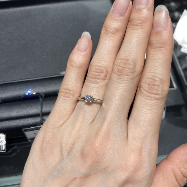 【エクセルコダイヤモンド(EXELCO DIAMOND)の口コミ】 着けた際も、地金部分が非常にシンプルな印象のデザインでした。ダイヤの…