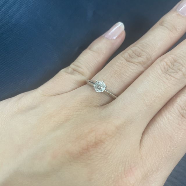 【ティファニー(Tiffany & Co.)の口コミ】 見た目はとてもすっきりしていて、リング幅は2mm程度、山形になっていて指…