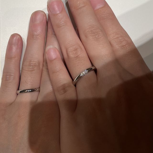 【ラザール ダイヤモンド(LAZARE DIAMOND)の口コミ】 甲丸のプラチナリングでダイヤ付きを探していました。
パッと見はシンプル…