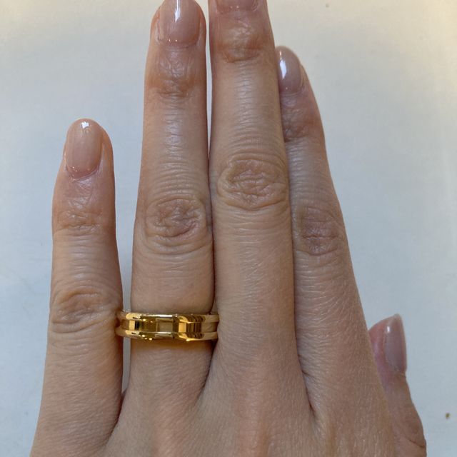 【ブルガリ(BVLGARI)の口コミ】 一般的な結婚指輪のデザインでないものを探していました。ゴールドで太め…