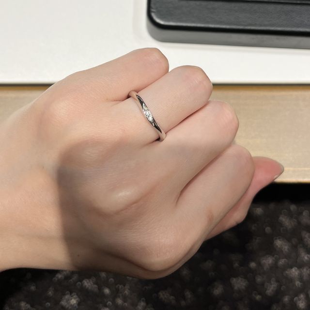 【ラザール ダイヤモンド(LAZARE DIAMOND)の口コミ】 ゆるやかなカーブにやや大きめのダイヤモンドが３粒並んでおり、シンプル…