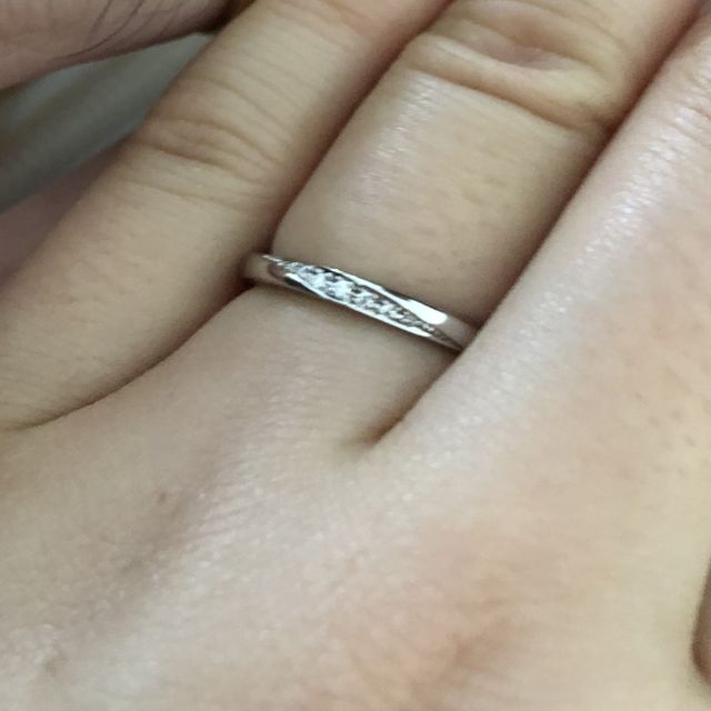 【銀座ダイヤモンドシライシの口コミ】 ダイヤモンドの輝きが大変美しいプラチナの結婚指輪です。斜めのラインで…