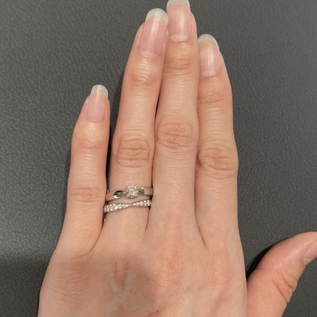 【ティファニー(Tiffany & Co.)の口コミ】 真ん中に向かってすぼんでいる、リボンみたいなデザインです。婚約指輪は…