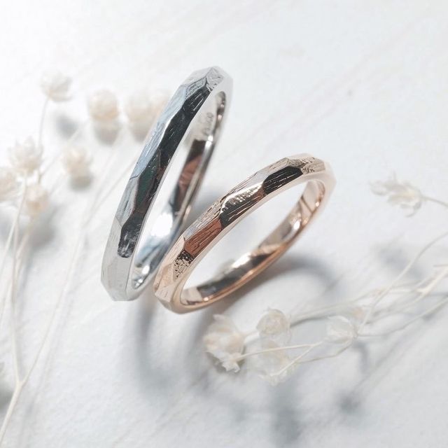 【Lienjoux(リアンジュ)の口コミ】 ヤスリで削った槌目模様のリングを手作りしました。
指輪の内側には手書き…