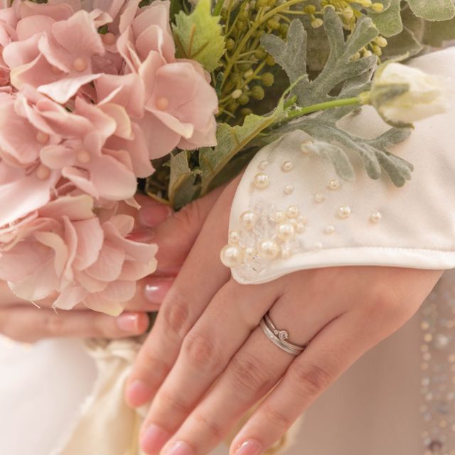 【TOMOE(トモエ)の口コミ】 夫婦ともに色白なのでシルバーが似合いました。よく見ると月のマークが入…