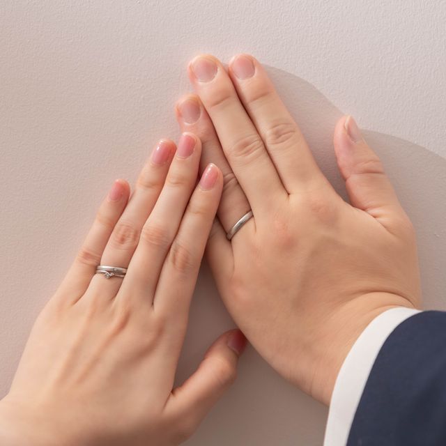 【TOMOE(トモエ)の口コミ】 夫婦ともに色白なのでシルバーが似合いました。よく見ると月のマークが入…