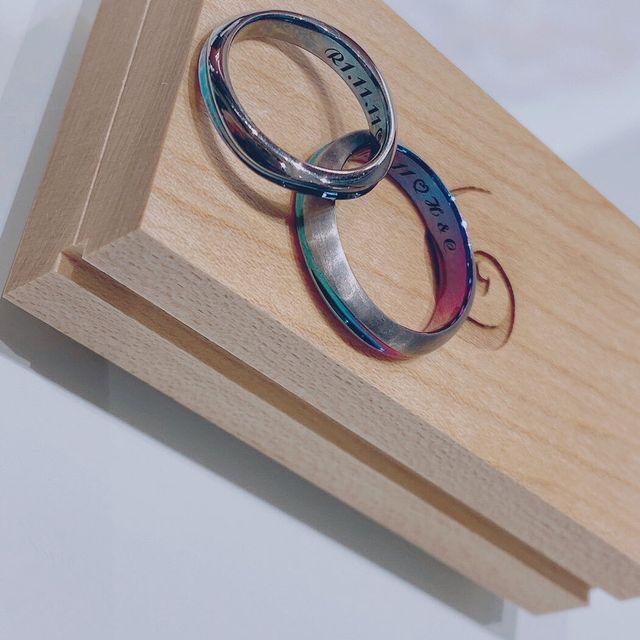 【SORA(ソラ)の口コミ】 【指輪のデザインについて】
ただのシルバーの指輪ではなく沢山の色の中か…