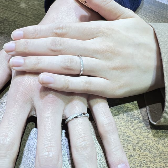 【SUNDANCE BRIDALの口コミ】 2人のリングとも一緒のデザインで、キラキラしたダイアの「スターダスト」…