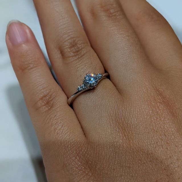 【ラザール ダイヤモンド(LAZARE DIAMOND)の口コミ】 メレダイヤがセンターストーンのサイドに2つついている指輪を探していまし…