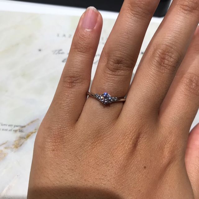 【ラザール ダイヤモンド(LAZARE DIAMOND)の口コミ】 メレダイヤがセンターストーンのサイドに2つついている指輪を探していまし…