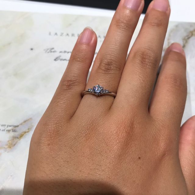 【ラザール ダイヤモンド(LAZARE DIAMOND)の口コミ】 メレダイヤがセンターストーンのサイドに2つついている指輪を探していまし…