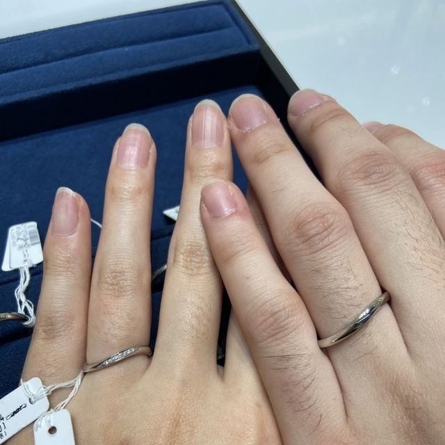 【4℃ BRIDAL(ヨンドシーブライダル)の口コミ】 絶対にウェーブ型の指輪が欲しいと拘っている中見つけたデザインで、あま…