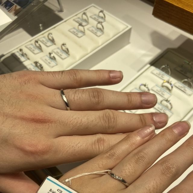 【銀座ダイヤモンドシライシの口コミ】 ストレートの指輪に斜めにダイヤがセットされていました。また、ダイヤも…