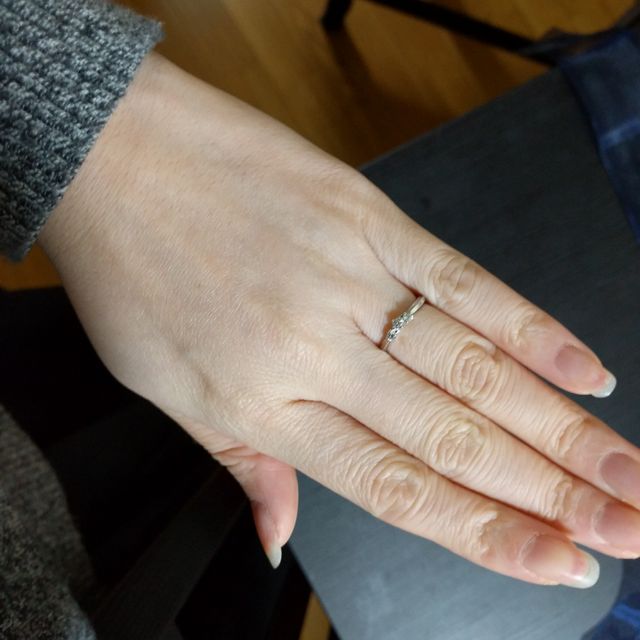 【銀座ダイヤモンドシライシの口コミ】 デザインの一目惚れでした。ダイヤが中心に3つ並んでいて豪華です。
店員…