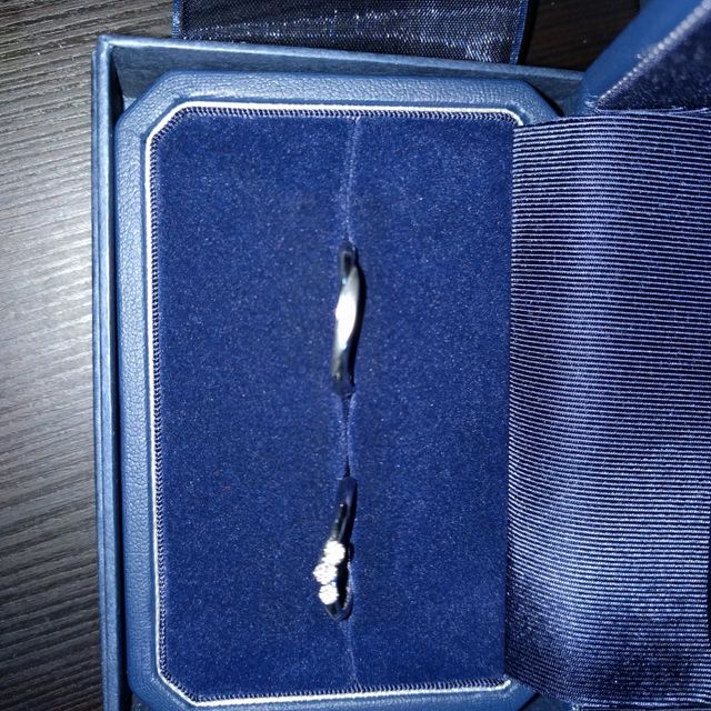 【銀座ダイヤモンドシライシの口コミ】 デザインの一目惚れでした。ダイヤが中心に3つ並んでいて豪華です。
店員…