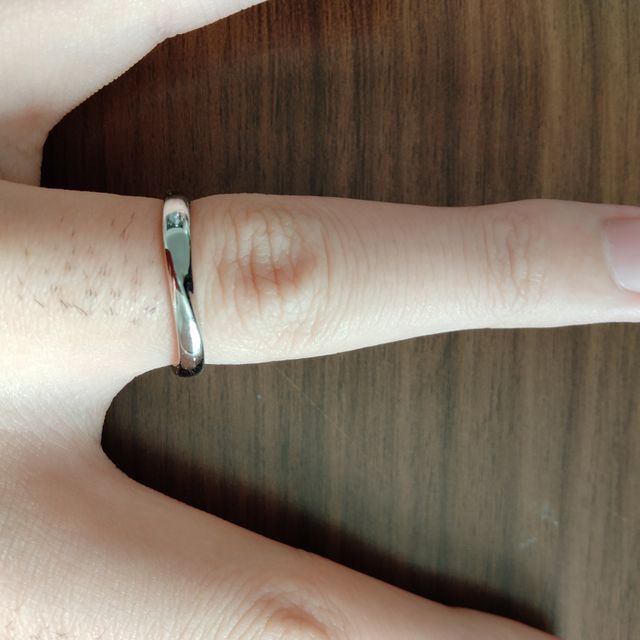 【銀座ダイヤモンドシライシの口コミ】 デザインは飽きのこないシンプルなものでありながら、ワンポイントが欲し…