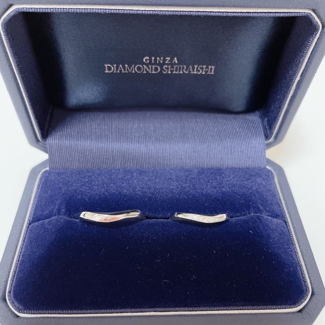 【銀座ダイヤモンドシライシの口コミ】 シンプルなデザインだが、緩やかなカーブが特徴的で着け心地が良い。女性…