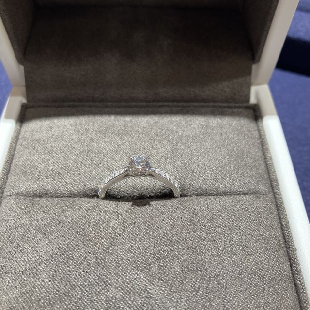 【Desserts(デザート)の口コミ】 シンプルながら綺麗で飽きないデザインだと思いました。爪が4本で上からも…