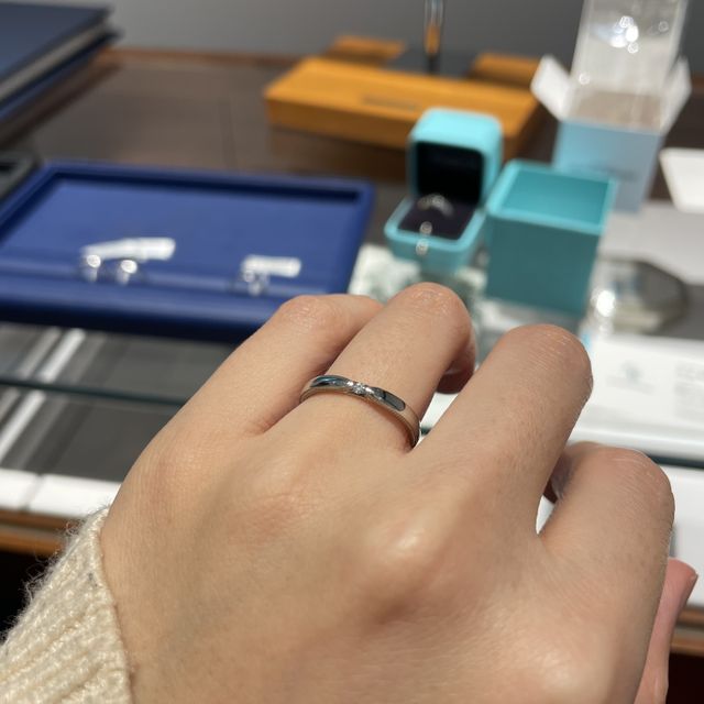 【エクセルコダイヤモンド(EXELCO DIAMOND)の口コミ】 オンラインで見た時からミル打ちのデザインに惹かれており、店舗ですぐに…