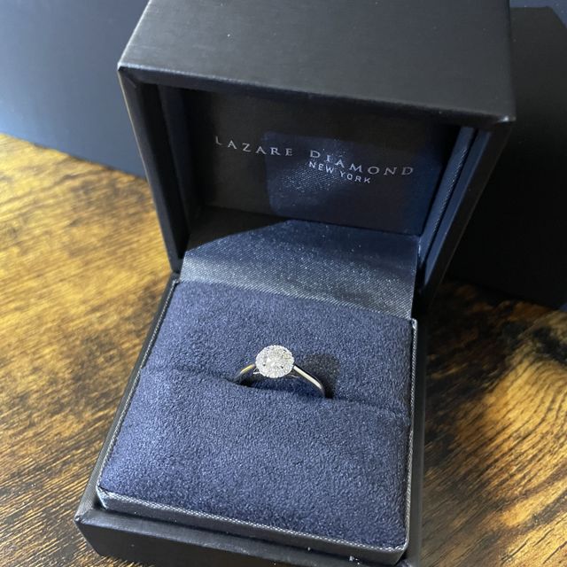 【ラザール ダイヤモンド(LAZARE DIAMOND)の口コミ】 中心のダイヤの周りにも細かなダイヤが輪っかになっていて、中心のダイヤ…