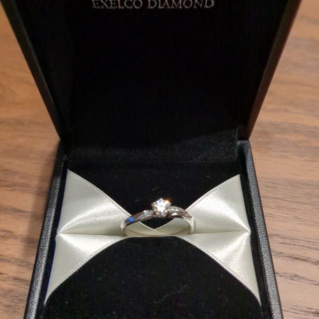 【エクセルコダイヤモンド(EXELCO DIAMOND)の口コミ】 結婚指輪と婚約指輪を重ね着けしたときにピッタリと形が当てはまるだけで…