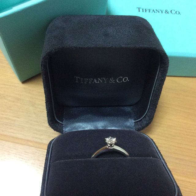 【ティファニー(Tiffany & Co.)の口コミ】 婚約指輪はダイヤを6つの爪で支えて入る方と、埋め込まれて入るものの二種…