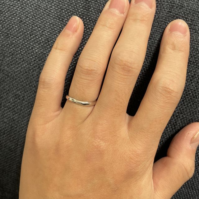 【宝寿堂(ほうじゅどう)の口コミ】 素材はプラチナで甲丸ウェーブのシンプルなデザインです。価格帯も6万程度…