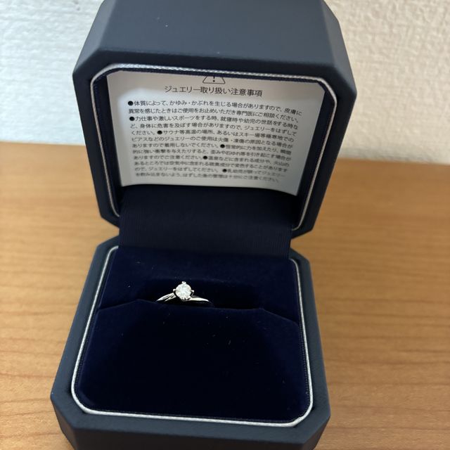 【銀座ダイヤモンドシライシの口コミ】 中心に向かって交差しており、しなやかなデザインで、つけると指が細く見…