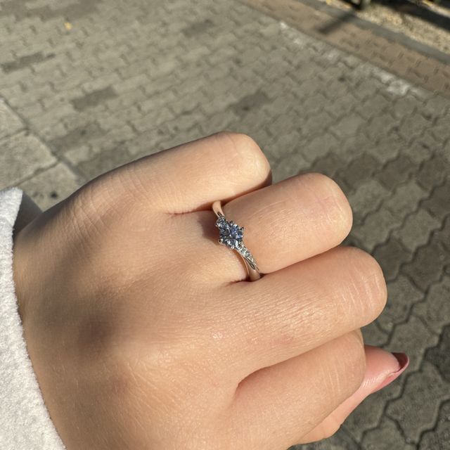 【銀座ダイヤモンドシライシの口コミ】 ダイヤの右と左でデザインが異なっており、アシンメトリーなデザインにな…