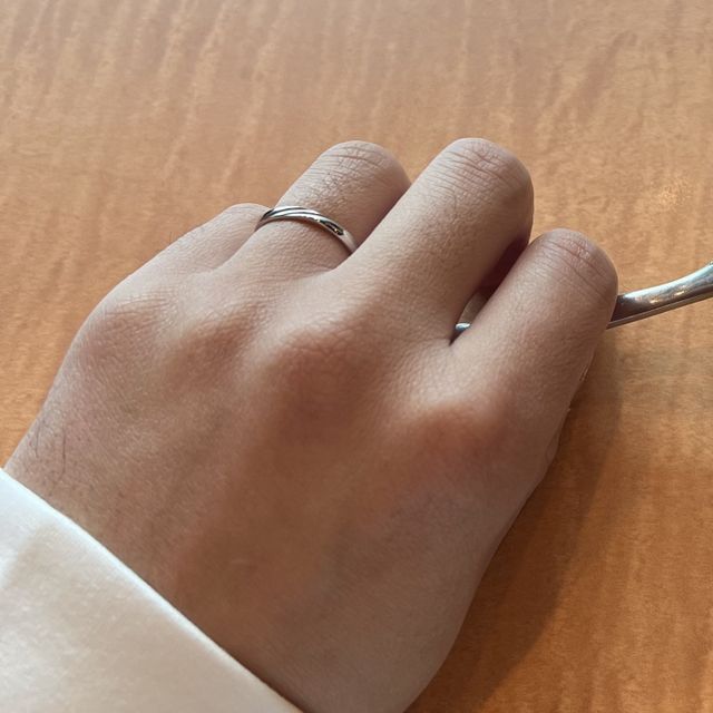 【アイプリモ(I-PRIMO)の口コミ】 マッド加工がアクセントで、さりげなくエレガントを感じさせるデザインが…