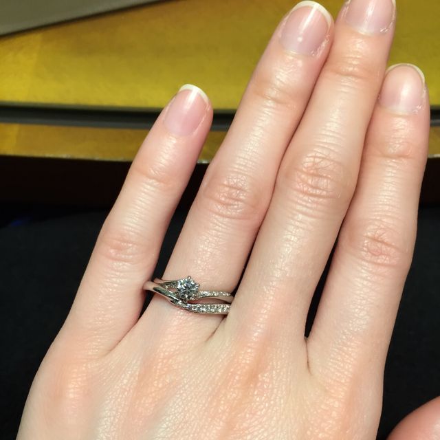 【HOSHI no SUNA 星の砂(ほしのすな)の口コミ】 婚約指輪と重ね付けをしたときでも、綺麗に見えるデザインを探していまし…