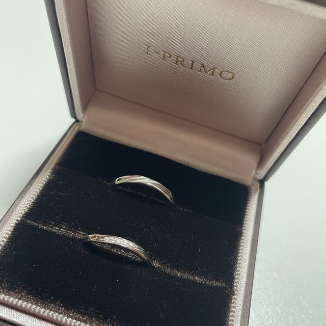 【アイプリモ(I-PRIMO)の口コミ】 デザインはユリシーズ
女性はダイヤが動きある輝き、細めの幅で指にフィッ…
