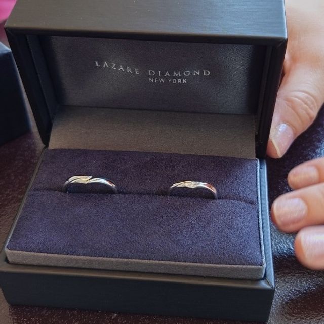 【ラザール ダイヤモンド(LAZARE DIAMOND)の口コミ】 ブイラインの形で、お店の外で見てもお揃い感があっていいなと思いました…