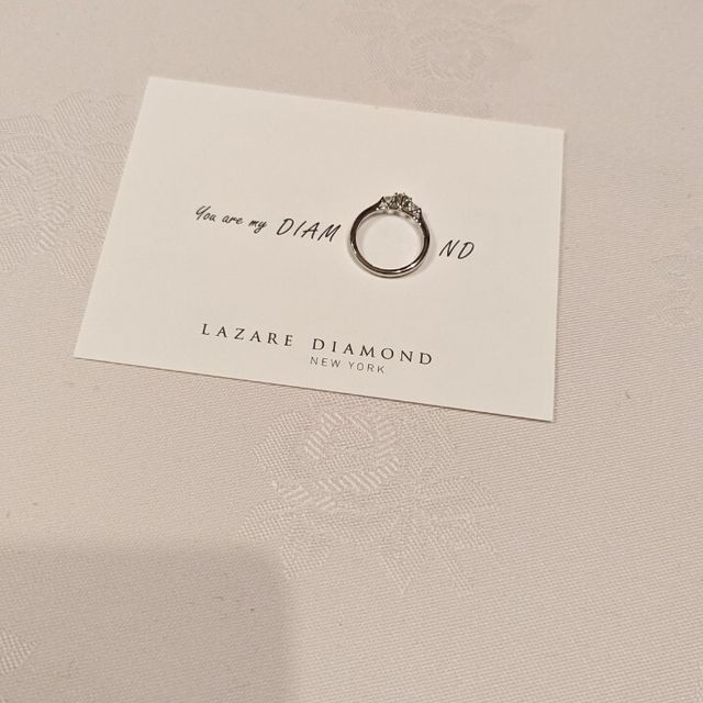 【ラザール ダイヤモンド(LAZARE DIAMOND)の口コミ】 ３石のダイヤモンドがキラキラしています。シンプルですが、横からもダイ…