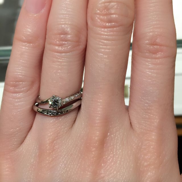 【銀座ダイヤモンドシライシの口コミ】 購入済みの婚約指輪と重ね付けした時も素敵な結婚指輪を探していました。
…