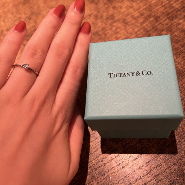 【ティファニー(Tiffany & Co.)の口コミ】 シンプルなデザインで今後何十年もつけられる点がお勧め。
ダイヤが小ぶり…